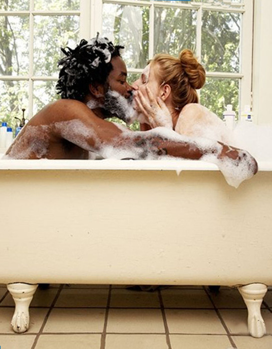 Фото девушка и парень в ванне фото