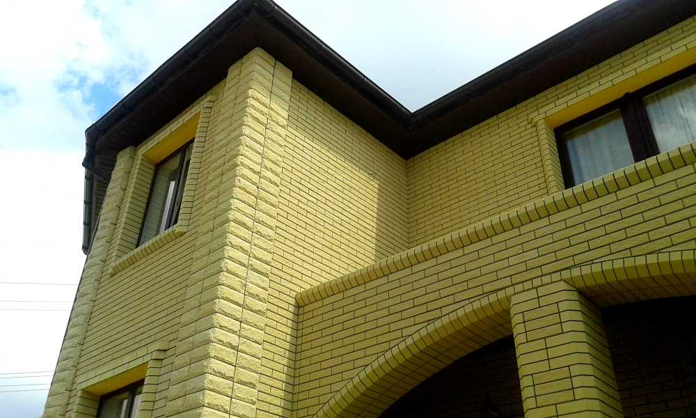 Дом из желтого кирпича с коричневыми углами одноэтажный фото