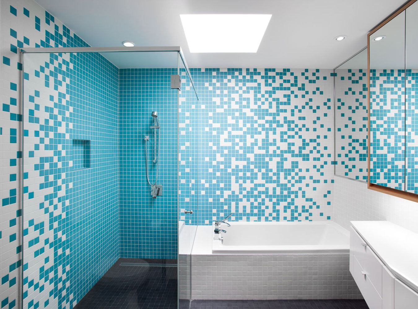 Дизайн ванной с мозаикой и плиткой фото для маленькой ванны