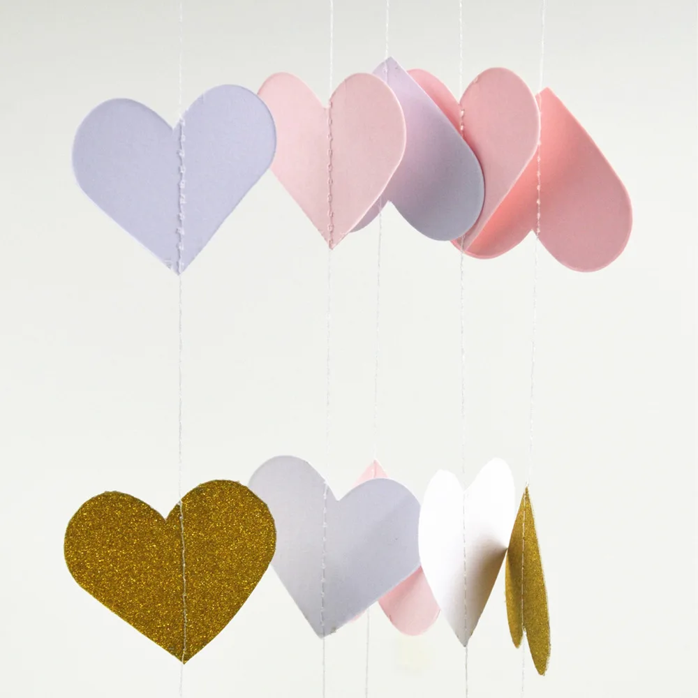 Украсить комнату сердечками из бумаги