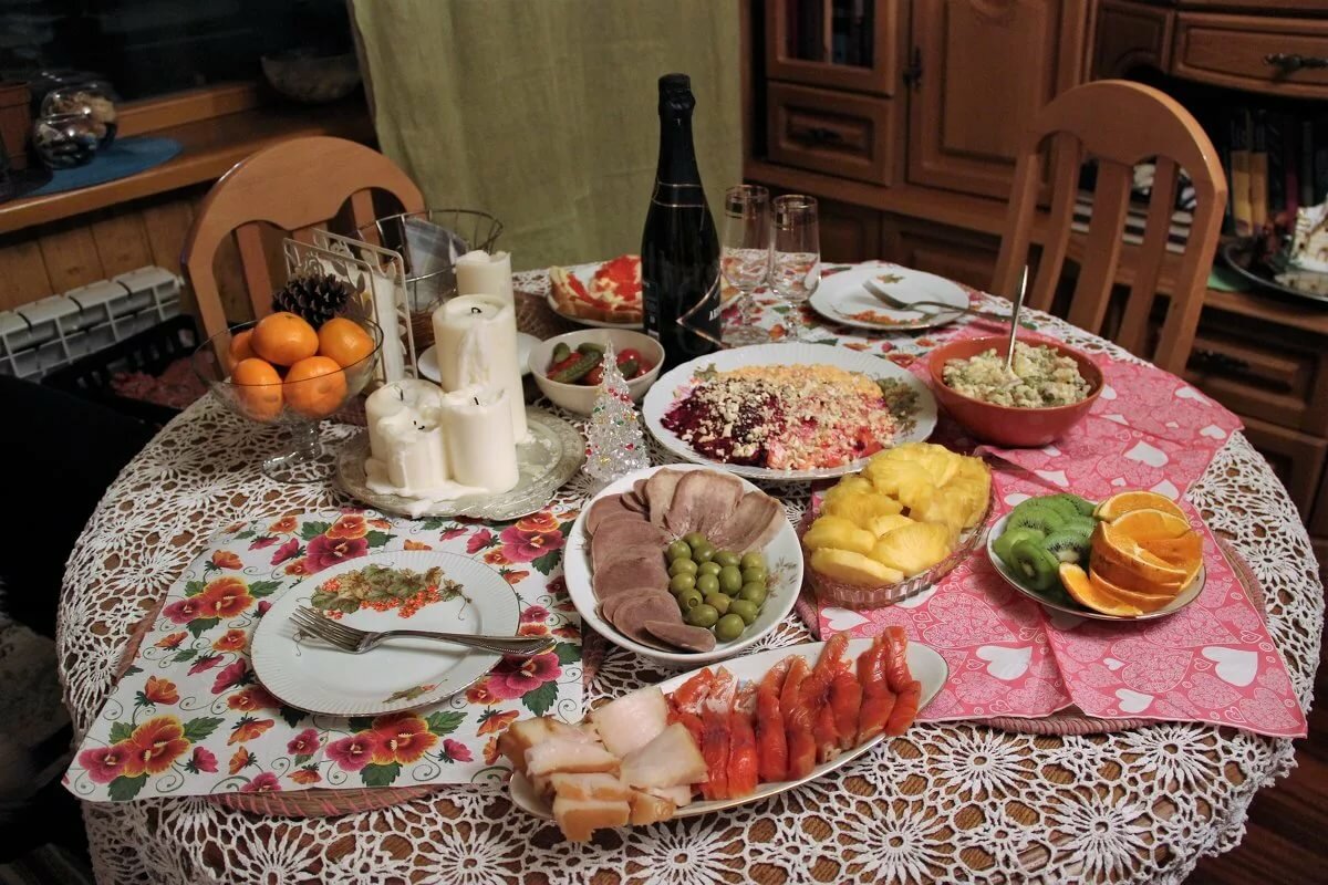 День рождения скромный стол