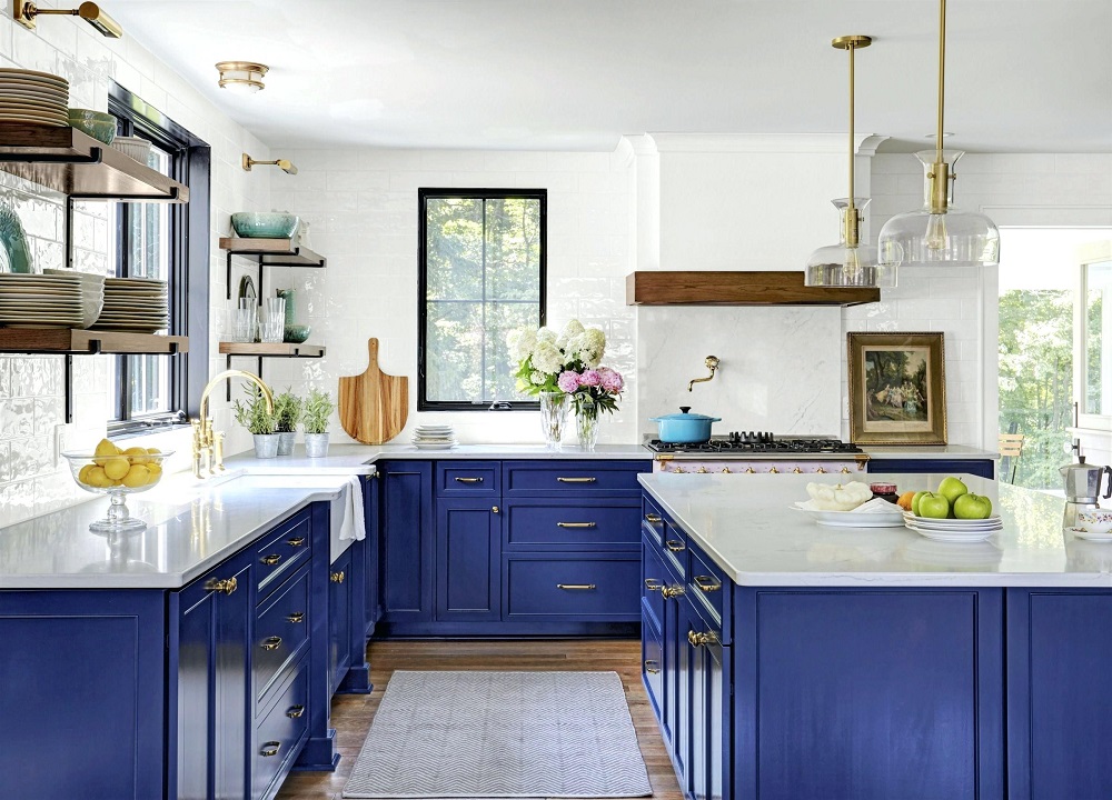 Синий и золотой в интерьере кухни