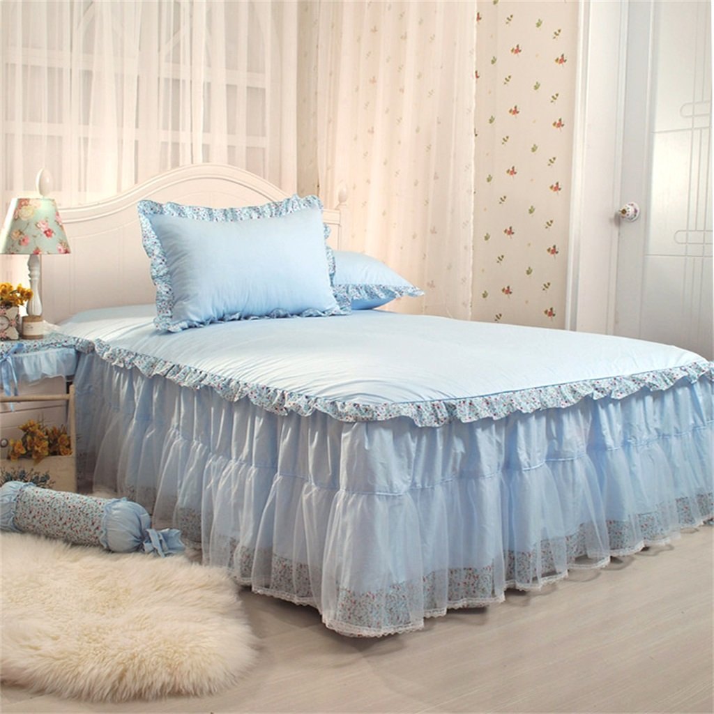 Подушки на кровати в интерьере