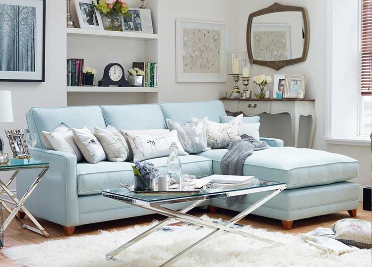 Голубой диван в интерьере: раскладной диван пастельного голубого оттенка с белыми подушками