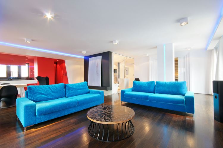 Голубой диван в интерьере: гостиная с яркими голубыми вельветовыми диванами