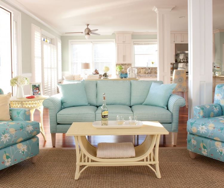 Голубой диван в интерьере: кресла с цветочным принтом и диван аквамаринового оттенка в полоску 
