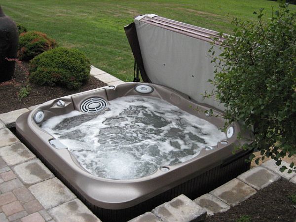 Elegant Outdoor jacuzzi