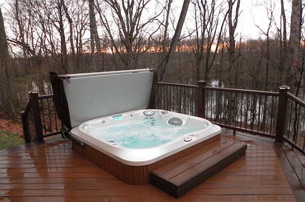 Elegant Outdoor jacuzzi