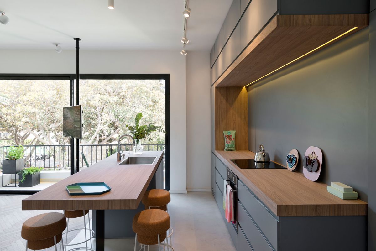 Small apartment remodel in Tel Aviv kitchen counters