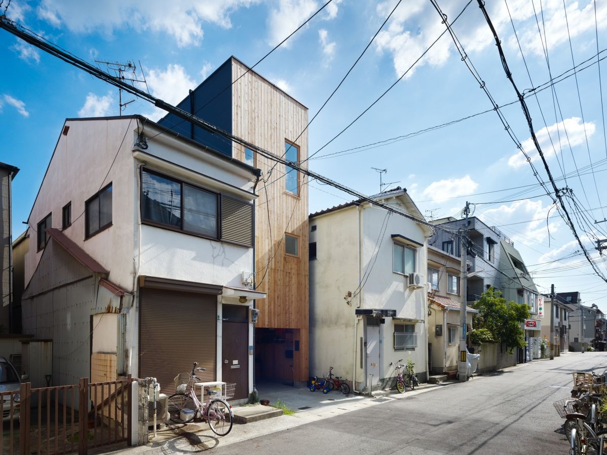 This narrow house in Nada between normal houses