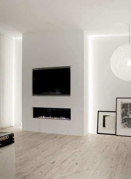 телевизор на белой стене