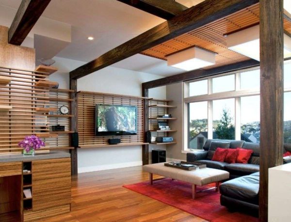 телевизор в интерьере гостиной на стене с декором деревянными планками