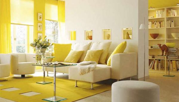 жёлтый цвет стен в интерьере гостиной делает её жизнерадостной