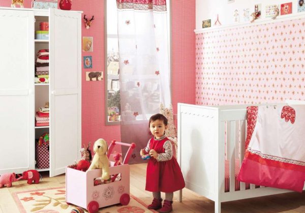 розовые обои в детской комнате