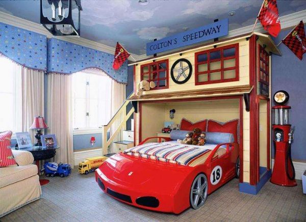 машина кровать в интерьере детской комнаты для мальчика 