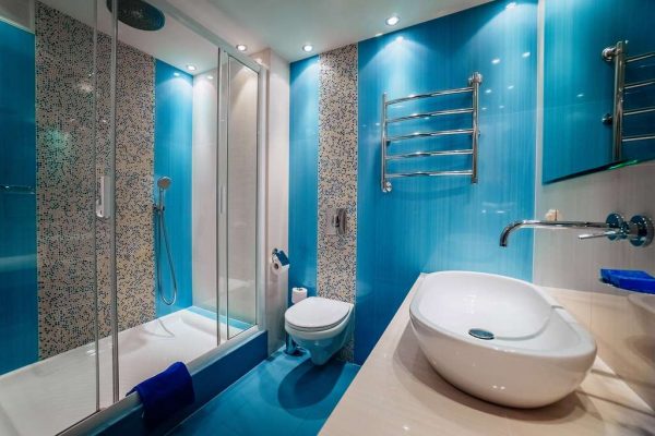 интерьер голубой ванной с туалетом