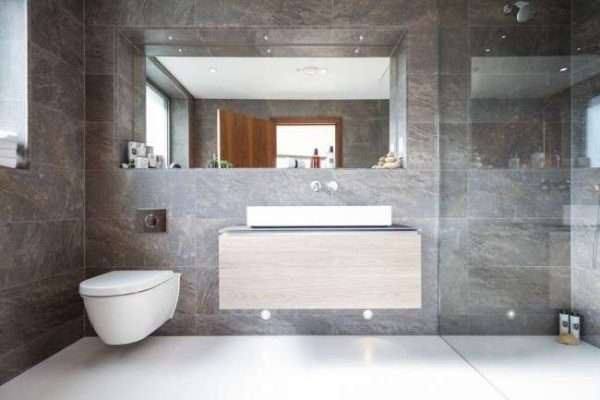 интерьер ванной комнаты с туалетом с плиткой из камня