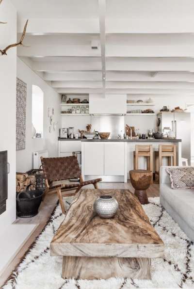 деревянный стол на белой кухне