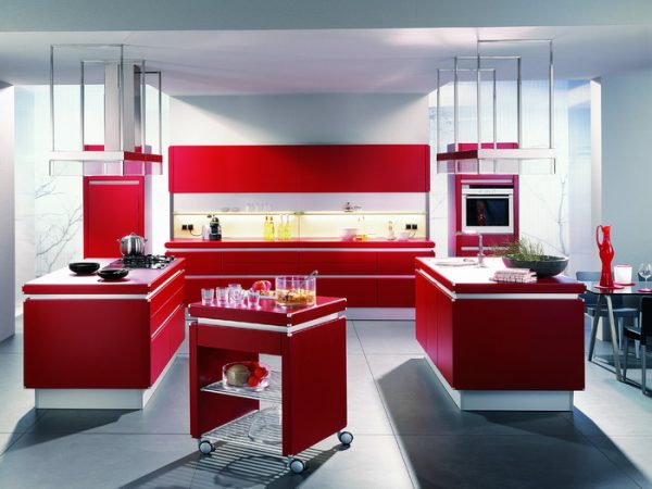 интерьер белой кухни с красным цветом