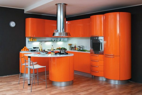оранжевая кухня с гнутыми фасадами