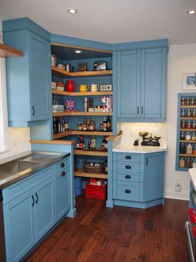 синяя кухня с кладовой