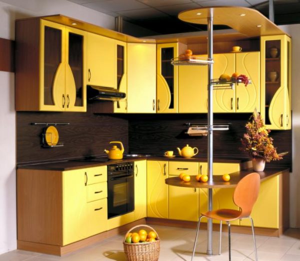 жёлтая угловая кухня с фигурными фасадами