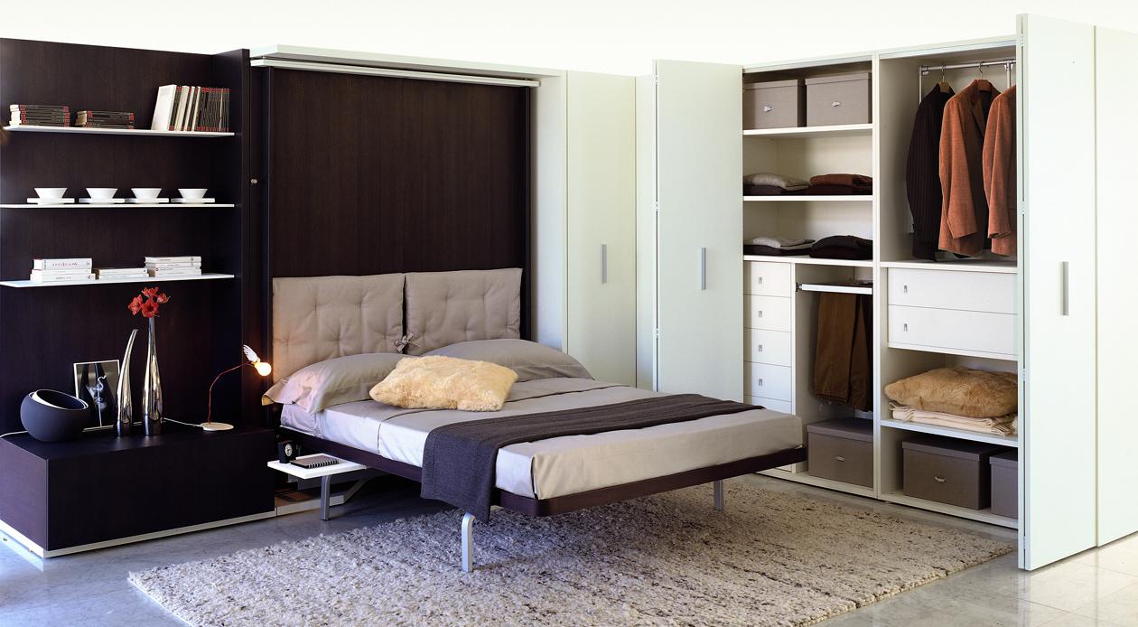Встроенная коричневая кровать