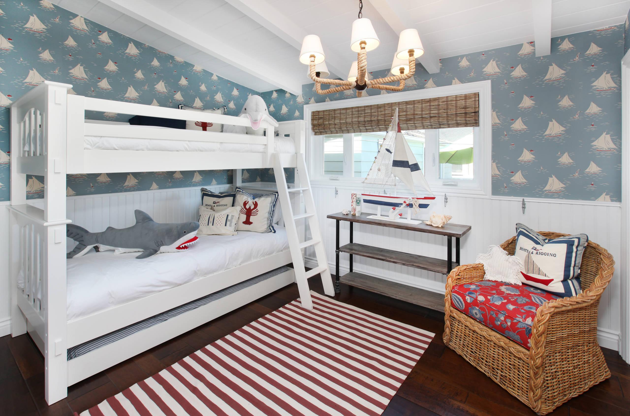 Детская комната для двух мальчиков с декором в морском стиле