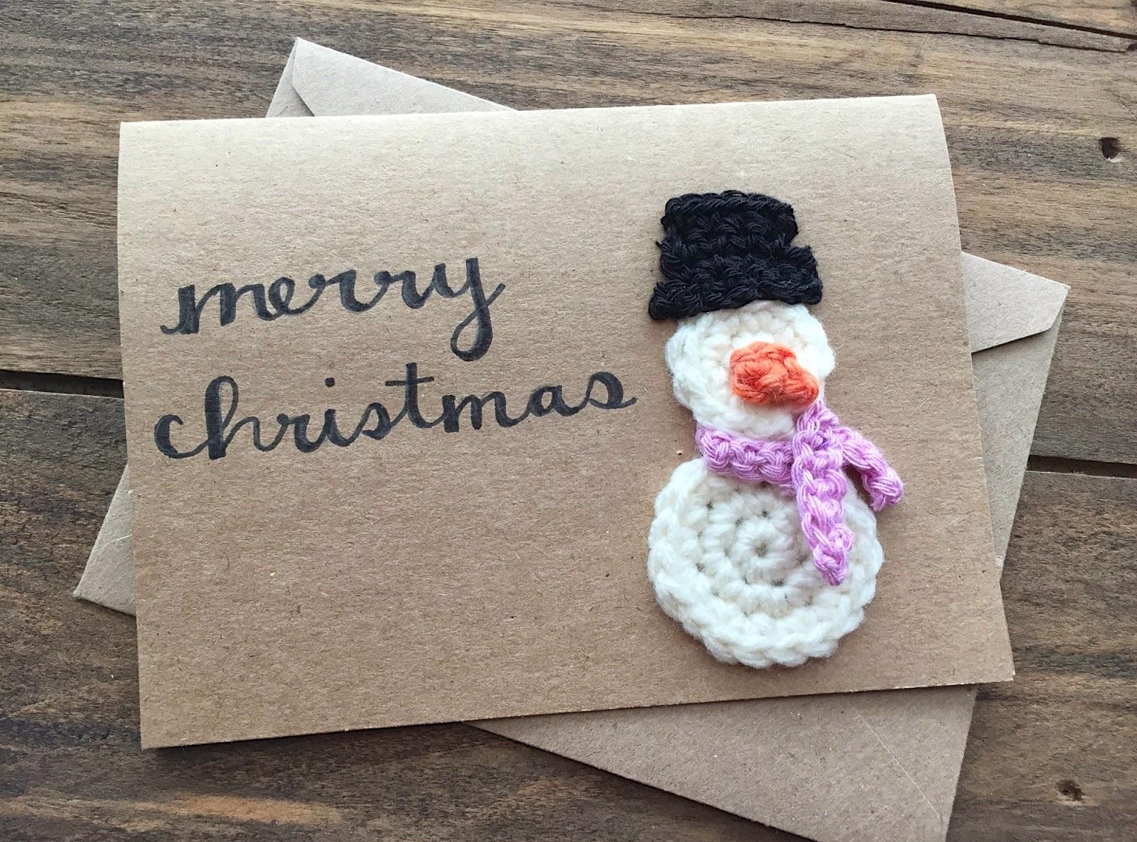 Новогодняя открытка с вязаным снеговиком