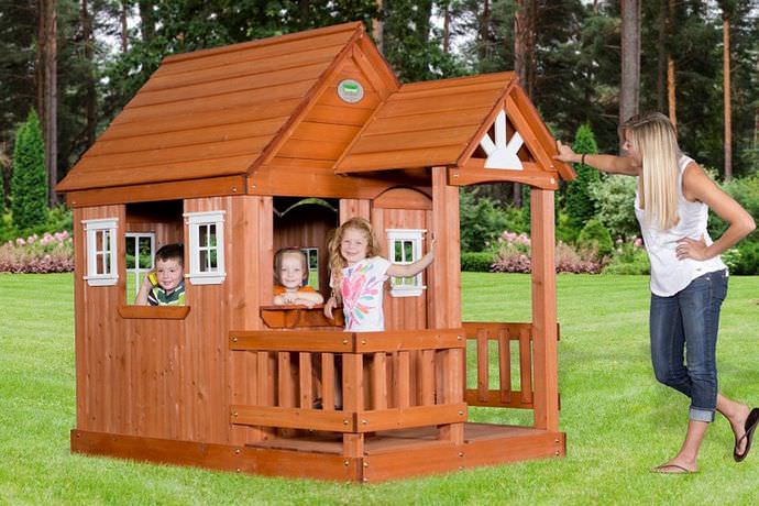 Каркасное основание детского игрового домика выполняется с применением деревянных брусков