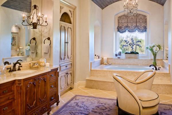 Роскошная ванная комната с красивым окном