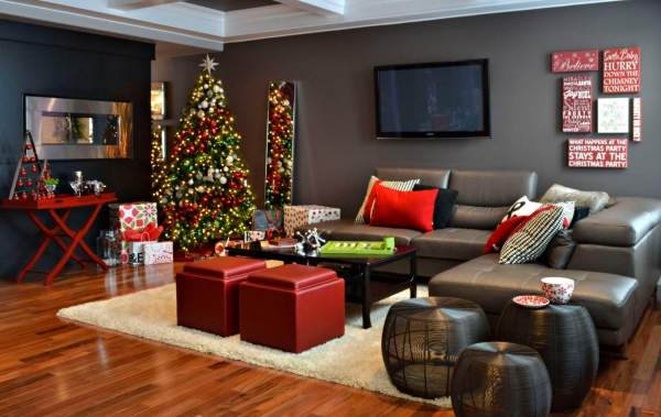 Новогодний интерьер квартиры с зелеными и красными украшениями
