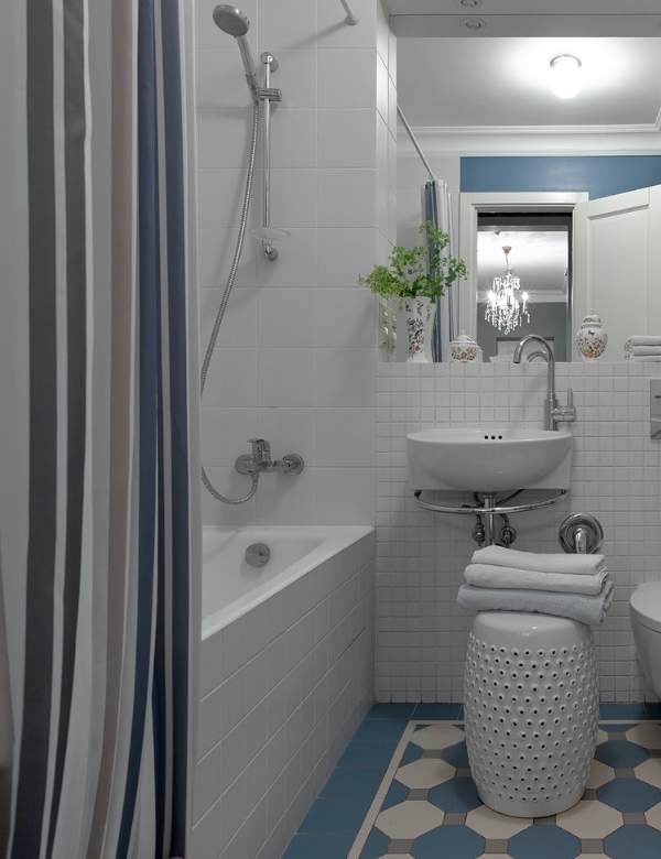 Красивые маленькие ванные комнаты - фото в белом и синем цвете
