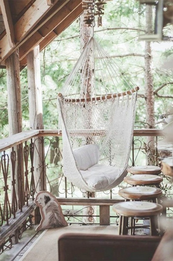 балкон с плетённым гамаком