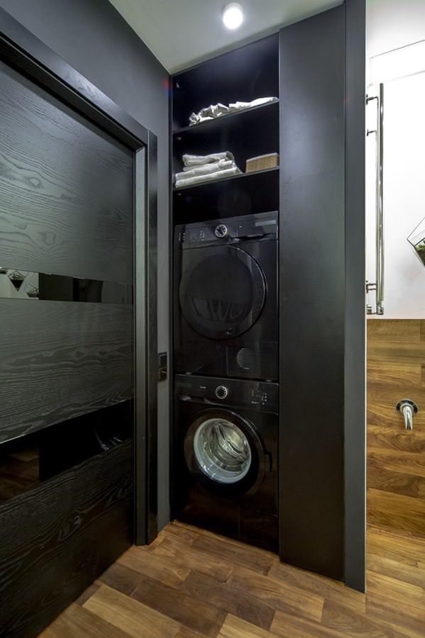 современный интерьер ванной комнаты с стиральной и сушильной машинами