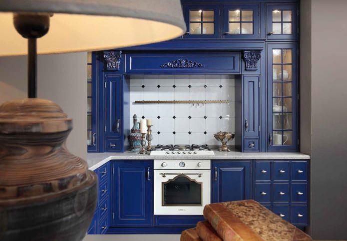 синие фасады кухонного гарнитура