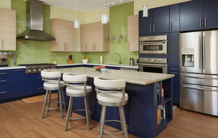 зеленая плитка на синей кухне