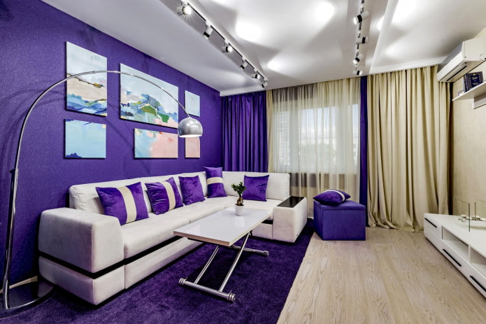 белый диван фиолетовые обои