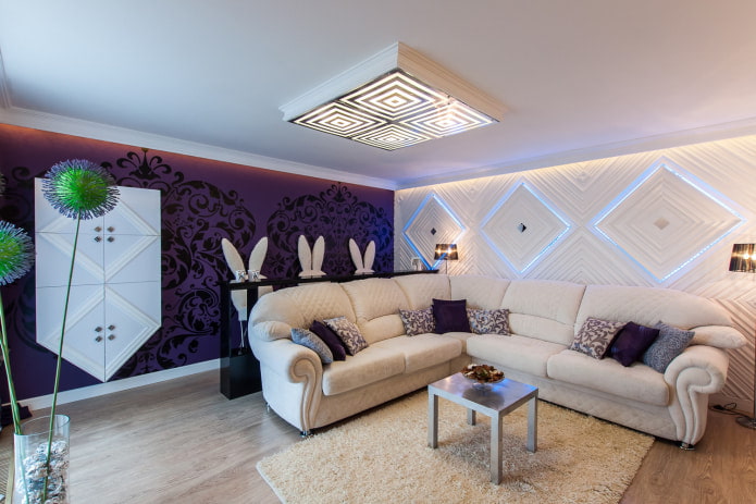 белый диван с фиолетовыми и белыми стенами
