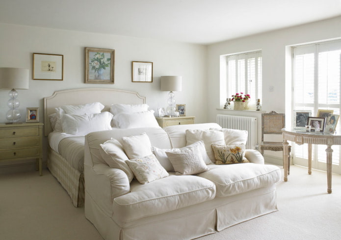 белый диван в спальне