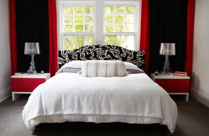 Спальня с черно-красными шторами