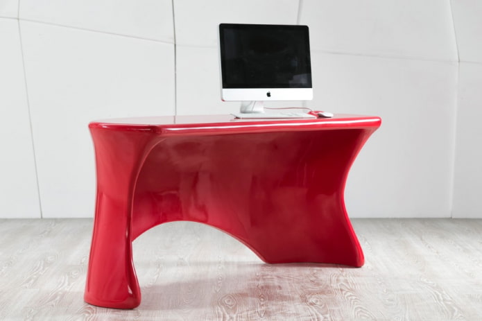 компьютерный красный стол в интерьере