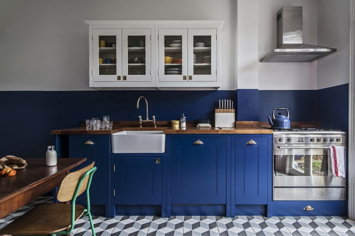 интерьер кухни в сине-белых тонах