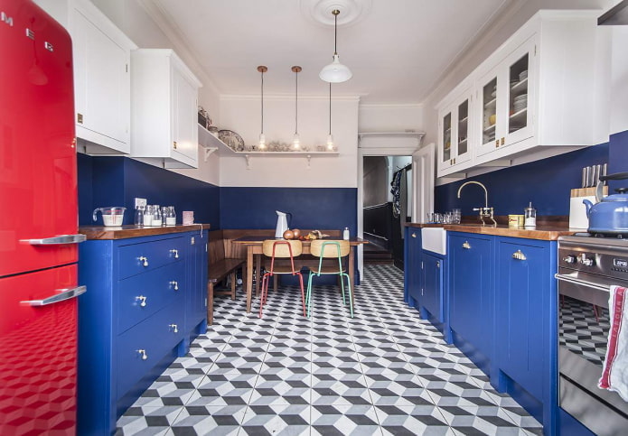 интерьер кухни в синих тонах с яркими акцентами
