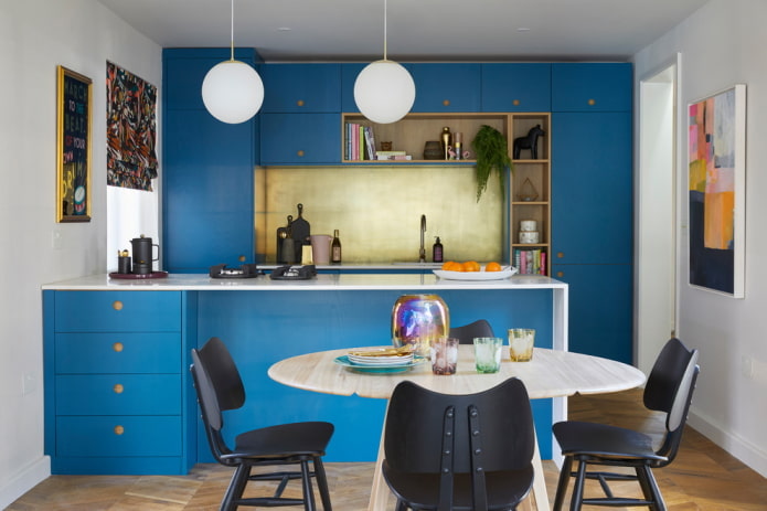 декор и освещение в интерьере кухни в синих тонах