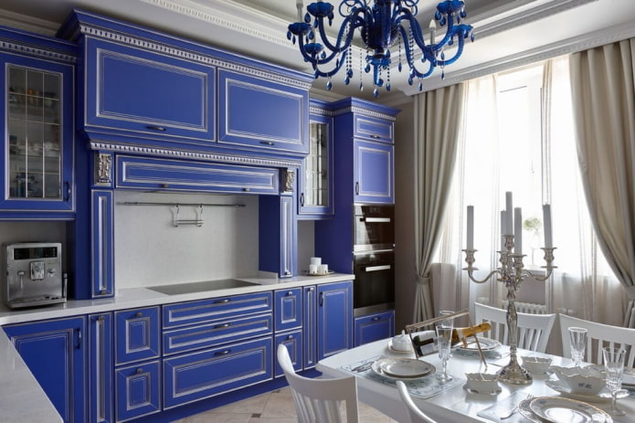 кухня в синих тонах в классическом стиле