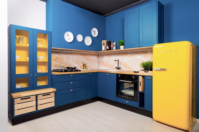 интерьер кухни в синих тонах с яркими акцентами