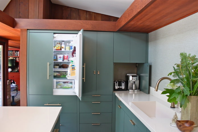 холодильник встроенный в гарнитур в интерьере кухни