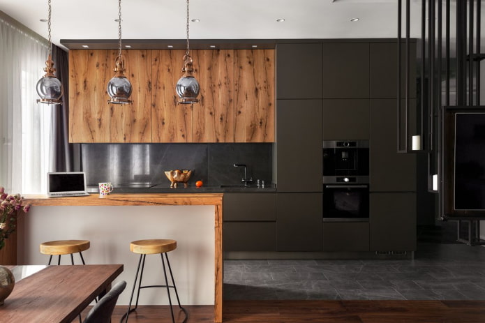 Темная кухня с деревянной мебелью