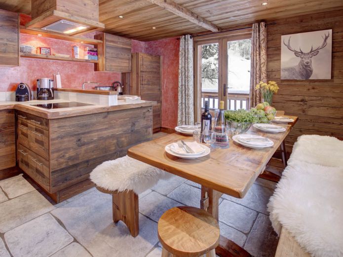 кухня с деревянной отделкой